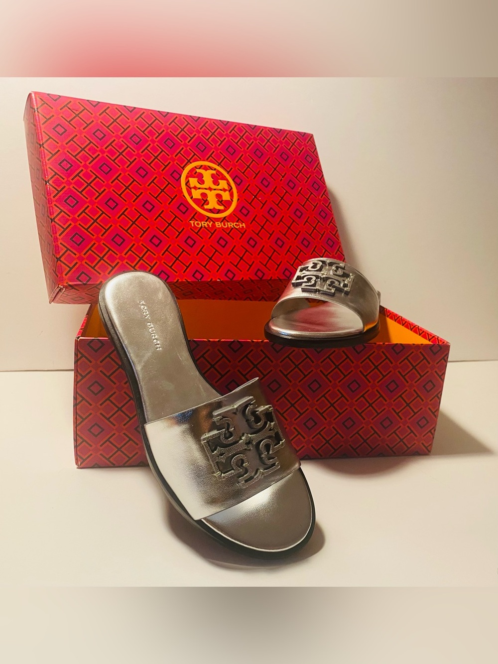 TORY BURCH DOUBLE T SPORT SLIDE LOGO METALLIC SILVER LEATHER SZ US-5 New In Box